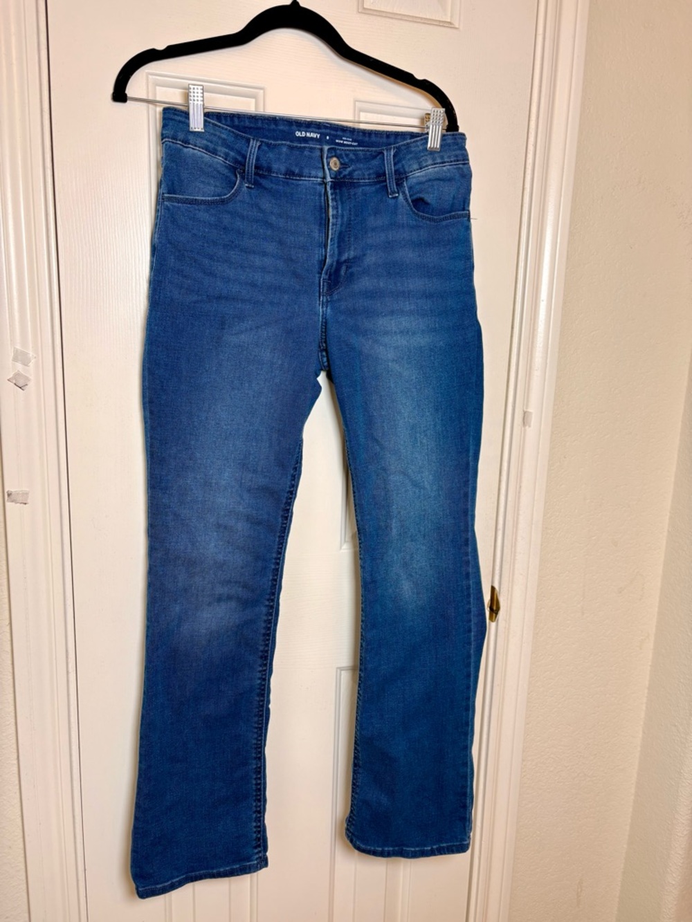 Old Navy Straight-Leg Mid-Rise Jeans in Medium Blue Wash Size 8 - Picture 4 of 7